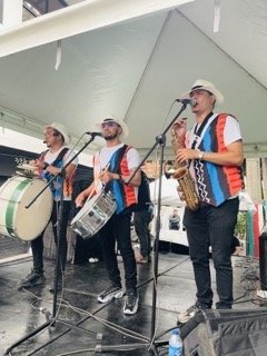 Grupo de papayeras en Medellín tocando en vivo