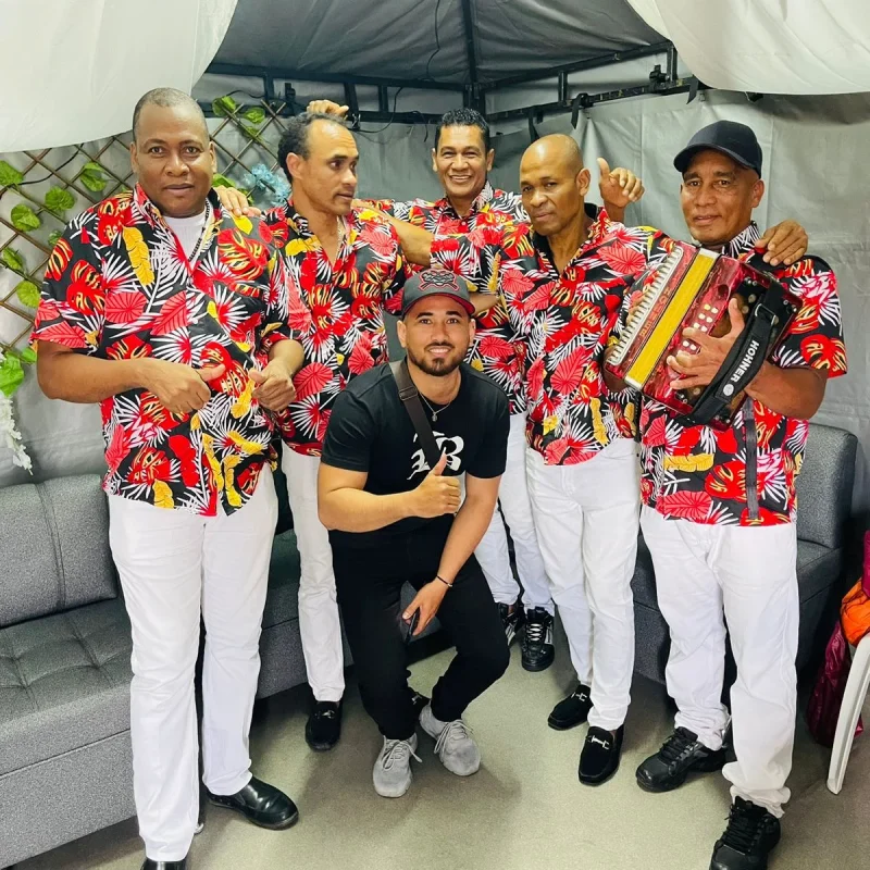 Conjunto vallenato Medellín en presentación en vivo para fiesta y celebración